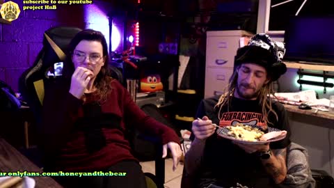 Snapshot of honeyand_thebear chatting on 12/26/24, 03:16 Honey and Bear online show from 12/26/24, 03:16