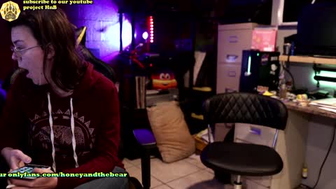 Snapshot of honeyand_thebear chatting on 12/30/24, 03:36 Honey and Bear online show from 12/30/24, 03:36