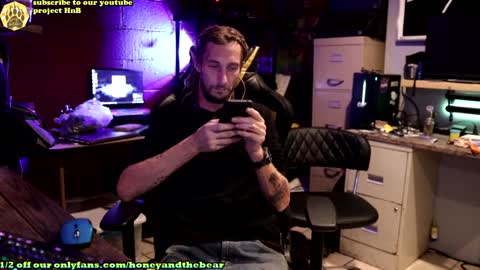 Snapshot of honeyand_thebear chatting on 01/01/25, 03:45 Honey and Bear online show from 01/01/25, 03:45