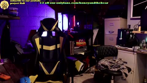 Snapshot of honeyand_thebear chatting on 01/08/25, 03:29 Honey and Bear online show from 01/08/25, 03:29