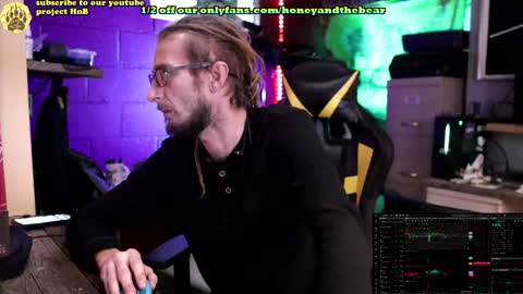 Snapshot of honeyand_thebear chatting on 01/13/25, 01:17 Honey and Bear online show from 01/13/25, 01:17