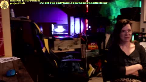Snapshot of honeyand_thebear chatting on 01/19/25, 03:08 Honey and Bear online show from 01/19/25, 03:08