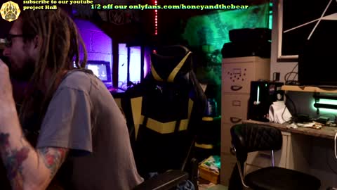 Snapshot of honeyand_thebear chatting on 01/20/25, 02:53 Honey and Bear online show from 01/20/25, 02:53