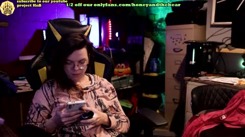Snapshot of honeyand_thebear chatting on 02/04/25, 03:22 Honey and Bear online show from 02/04/25, 03:22