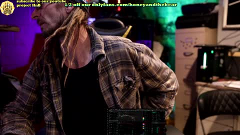 Snapshot of honeyand_thebear chatting on 02/07/25, 01:11 Honey and Bear online show from 02/07/25, 01:11