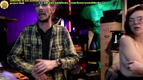 Snapshot of honeyand_thebear chatting on 02/09/25, 03:32 Honey and Bear online show from 02/09/25, 03:32