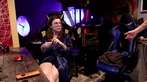 Snapshot of honeyand_thebear chatting on 12/14/25, 03:23 Honey and Bear online show from 12/14/25, 03:23