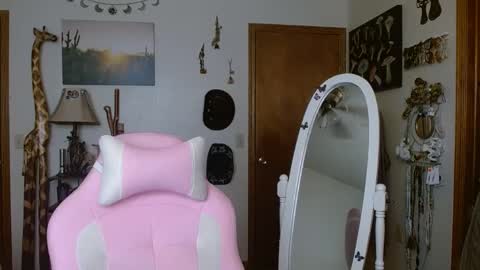 Snapshot of honeybeexo333 chatting on 12/02/24, 06:54 Honey Bee online show from 12/02/24, 06:54