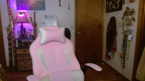 Snapshot of honeybeexo333 chatting on 12/16/24, 03:54 Honey Bee online show from 12/16/24, 03:54