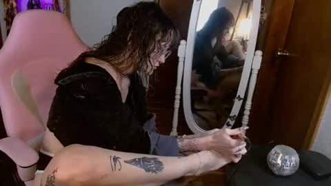 Snapshot of honeybeexo333 chatting on 11/19/25, 05:24 Honey Bee online show from 11/19/25, 05:24