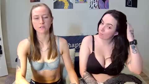 Snapshot of honeybeexx69 chatting on 06/03/26, 12:24 HoneyBeeXx69 online show from 06/03/26, 12:24