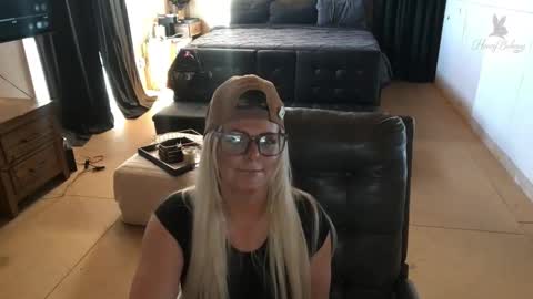 Snapshot of honeybuhnny chatting on 03/13/26, 12:50 honeybuhnny online show from 03/13/26, 12:50