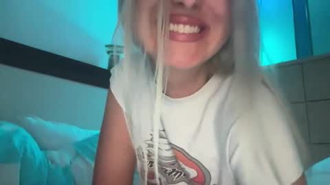 Snapshot of honeybun_z chatting on 12/14/25, 01:44 honeybun_z online show from 12/14/25, 01:44