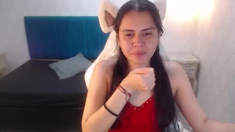 Snapshot of honeybuu_ chatting on 03/18/26, 04:59 Emily online show from 03/18/26, 04:59