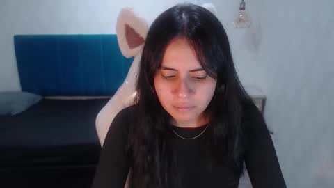 Snapshot of honeybuu_ chatting on 03/22/26, 06:33 Emily online show from 03/22/26, 06:33