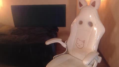 Snapshot of honeybuu_ chatting on 03/25/26, 05:52 Emily online show from 03/25/26, 05:52