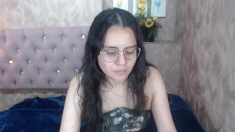 Snapshot of honeybuu_ chatting on 04/09/26, 03:39 Emily online show from 04/09/26, 03:39