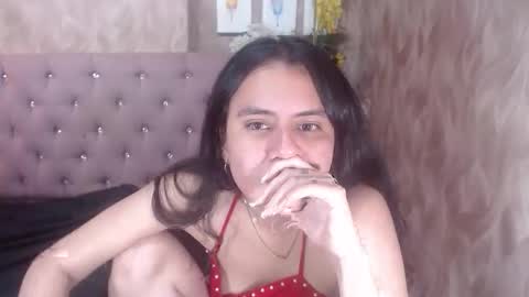 Snapshot of honeybuu_ chatting on 04/18/26, 04:11 Emily online show from 04/18/26, 04:11