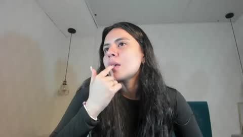 Snapshot of honeybuu_ chatting on 06/16/26, 03:47 Emily online show from 06/16/26, 03:47
