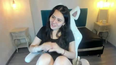 Snapshot of honeybuu_ chatting on 07/02/26, 02:23 Emily online show from 07/02/26, 02:23