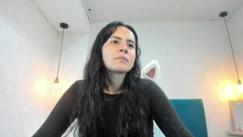 Snapshot of honeybuu_ chatting on 07/09/26, 01:04 Emily online show from 07/09/26, 01:04