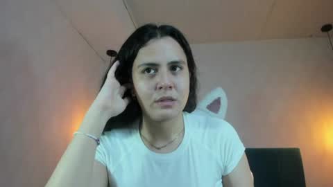 Snapshot of honeybuu_ chatting on 07/20/26, 02:41 Emily online show from 07/20/26, 02:41