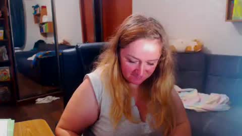 Snapshot of honeydewmolly chatting on 11/19/25, 07:25 HoneydewMolly online show from 11/19/25, 07:25