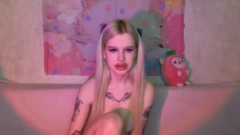 Snapshot of honeygold__ chatting on 11/22/25, 01:37 Lisa online show from 11/22/25, 01:37