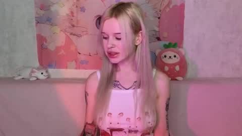 Snapshot of honeygold__ chatting on 12/23/25, 03:59 Lisa online show from 12/23/25, 03:59