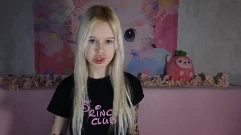 Snapshot of honeygold__ chatting on 02/17/26, 04:20 Lisa online show from 02/17/26, 04:20