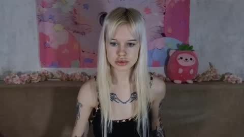 Snapshot of honeygold__ chatting on 03/30/26, 04:02 Lisa online show from 03/30/26, 04:02