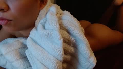 Snapshot of honeygoldenbaddie24 chatting on 11/30/25, 07:18 honeygoldenbaddie24 online show from 11/30/25, 07:18