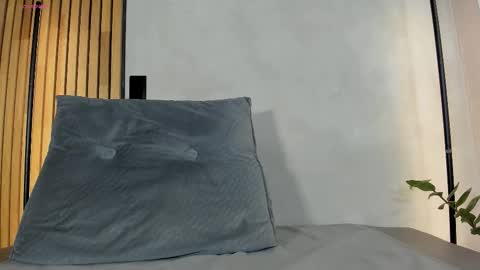 Sofia independent model online show from 12/18/25, 11:38