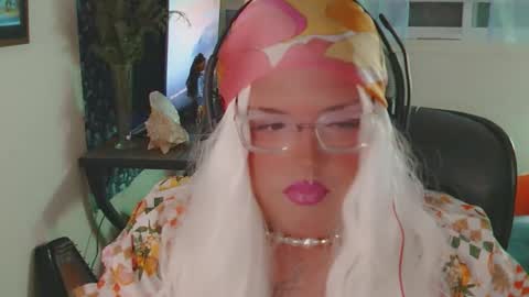 Snapshot of honeylavender777 chatting on 12/14/25, 11:26 honeylavender777 online show from 12/14/25, 11:26