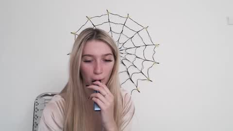 Snapshot of honeyveil chatting on 10/23/25, 12:15 honeyveil online show from 10/23/25, 12:15