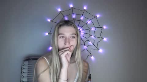 Snapshot of honeyveil chatting on 10/26/25, 01:00 honeyveil online show from 10/26/25, 01:00