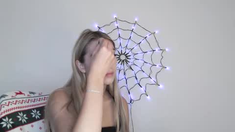 Snapshot of honeyveil chatting on 10/28/25, 12:30 honeyveil online show from 10/28/25, 12:30