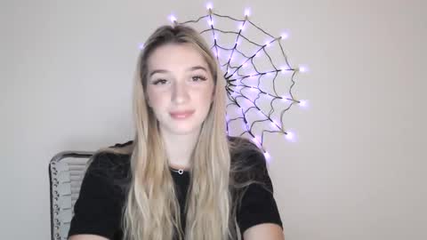 Snapshot of honeyveil chatting on 10/30/25, 01:23 honeyveil online show from 10/30/25, 01:23