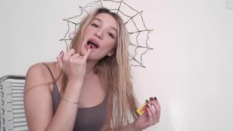 Snapshot of honeyveil chatting on 11/05/25, 12:16 honeyveil online show from 11/05/25, 12:16