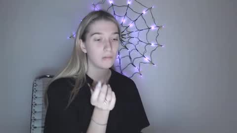 Snapshot of honeyveil chatting on 11/06/25, 02:07 honeyveil online show from 11/06/25, 02:07