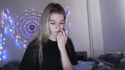 Snapshot of honeyveil chatting on 11/16/25, 12:55 honeyveil online show from 11/16/25, 12:55