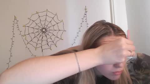 Snapshot of honeyveil chatting on 11/19/25, 01:11 honeyveil online show from 11/19/25, 01:11