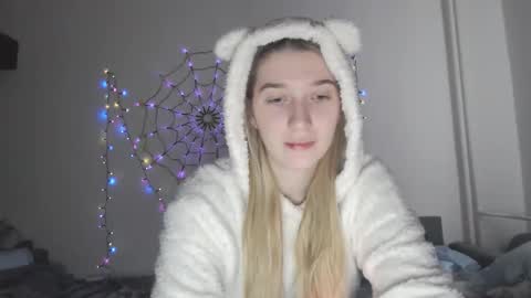 Snapshot of honeyveil chatting on 11/22/25, 01:21 honeyveil online show from 11/22/25, 01:21