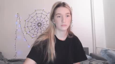 Snapshot of honeyveil chatting on 11/24/25, 11:10 honeyveil online show from 11/24/25, 11:10