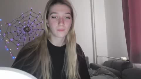 Snapshot of honeyveil chatting on 11/25/25, 11:21 honeyveil online show from 11/25/25, 11:21