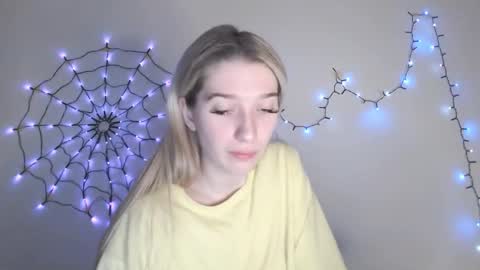 Snapshot of honeyveil chatting on 12/02/25, 01:05 honeyveil online show from 12/02/25, 01:05