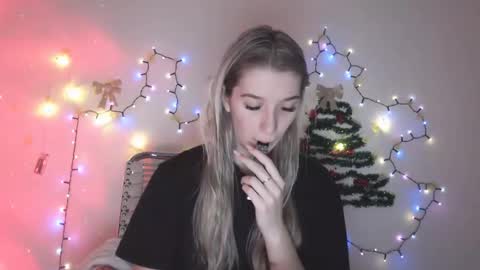 Snapshot of honeyveil chatting on 12/20/25, 10:22 honeyveil online show from 12/20/25, 10:22