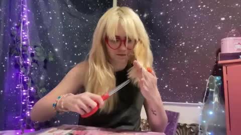 Snapshot of honeyxlimbed chatting on 01/08/25, 04:44 Emi Rose online show from 01/08/25, 04:44