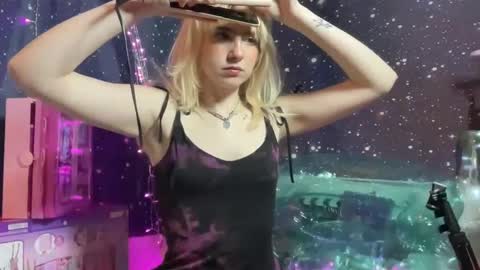 Snapshot of honeyxlimbed chatting on 01/17/25, 12:10 Emi Rose online show from 01/17/25, 12:10