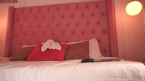 Honey Moon  Help me to reach 100 thumbs up online show from 01/16/26, 07:29